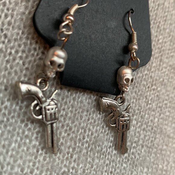 🤠💀 Handmade Skull & Revolver Bracelet & Earrings Set 💀🤠 - Picture 5 of 11